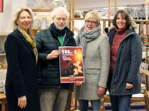 Foto von Frau Hacheney, Herrn Schaminet, Frau Hill und Frau Esterhaus, die einen Spendenscheck in den Händen halten.