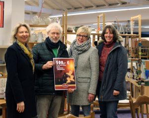 Foto von Frau Hacheney, Herr Schaminet, Frau Esterhaus und Frau Hill, die einen Scheck in den Händen halten.